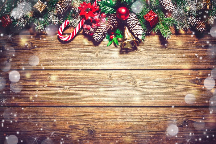 Festive Christmas Garland with Pinecones and Ornaments