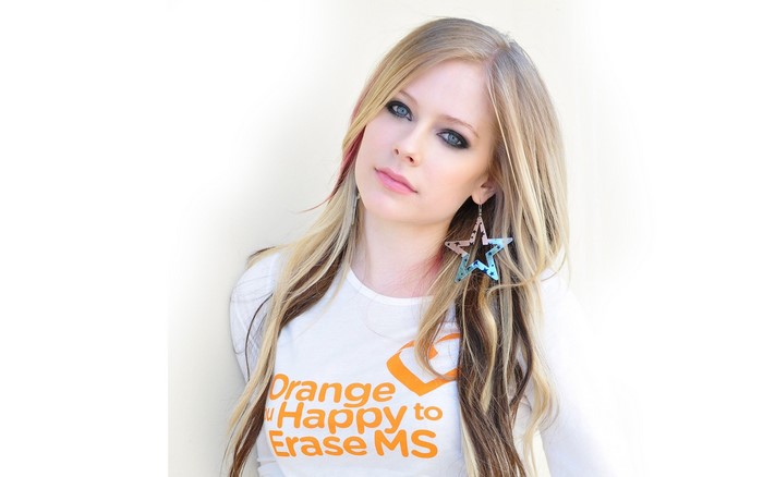 Avril Lavigne wearing a white t-shirt