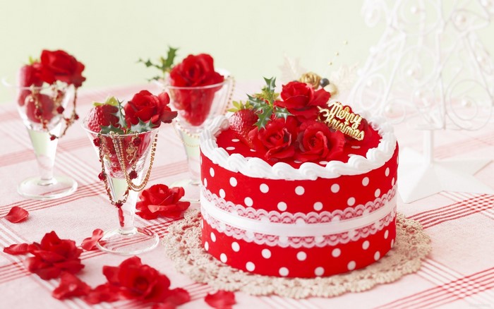 Christmas cake with red roses and strawberries