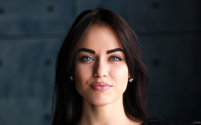 Woman with black hair and blue eyes