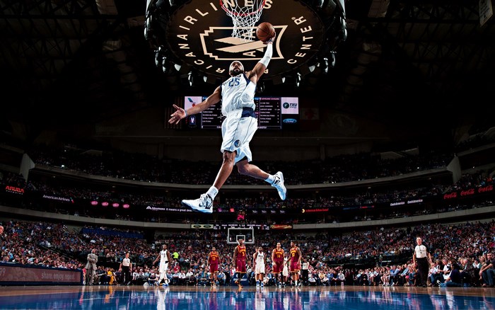 Allen Iverson dunking in American Airlines Center