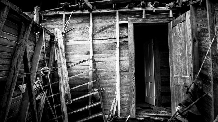 4K image of a dilapidated wooden structure