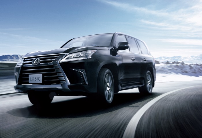 Lexus LX 570 4K driving on a snowy road