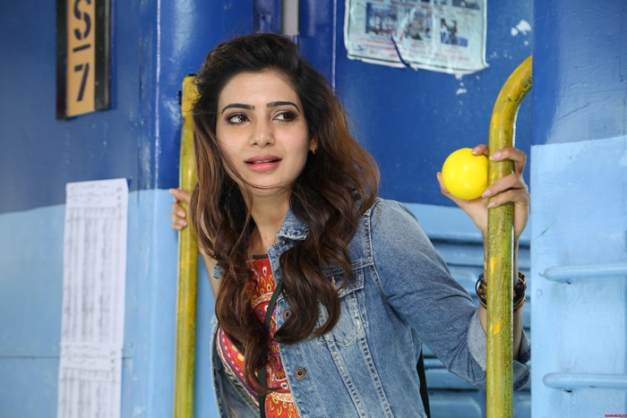 Samantha Ruth Prabhu holding a yellow ball