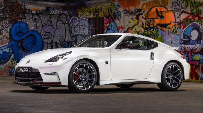 White Nissan 370Z Nismo 4K