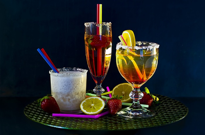 Cocktails with Strawberries and Lemons