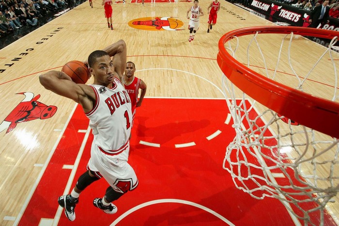 Derrick Rose of the Chicago Bulls dunking