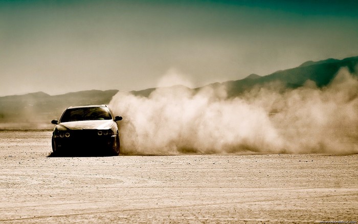 BMW E39 drifting in the desert