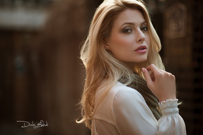 Woman with blonde hair and smoky eyes