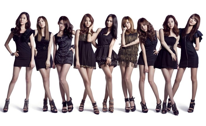 Girls' Generation members in black dresses