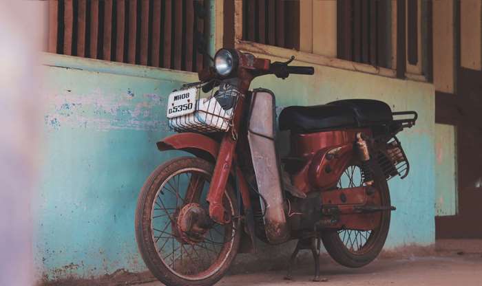 Vintage red motor scooter with license plate MH09 05350