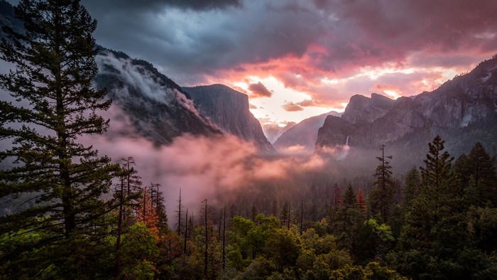Yosemite National Park mountains at sunrise with fog