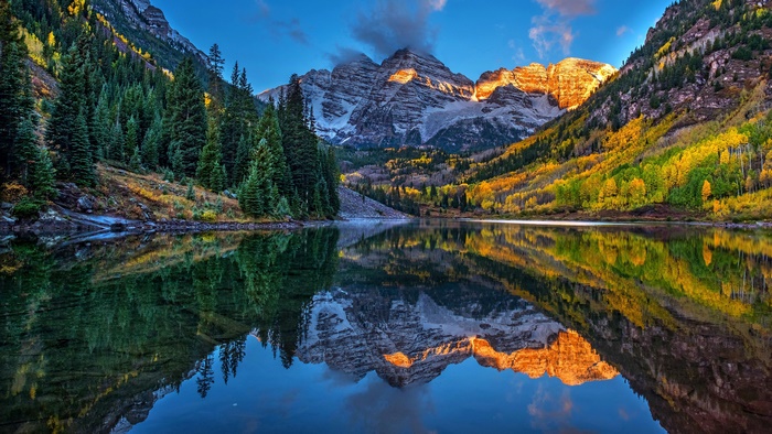Maroon Bells Mountain Reflection in Lake