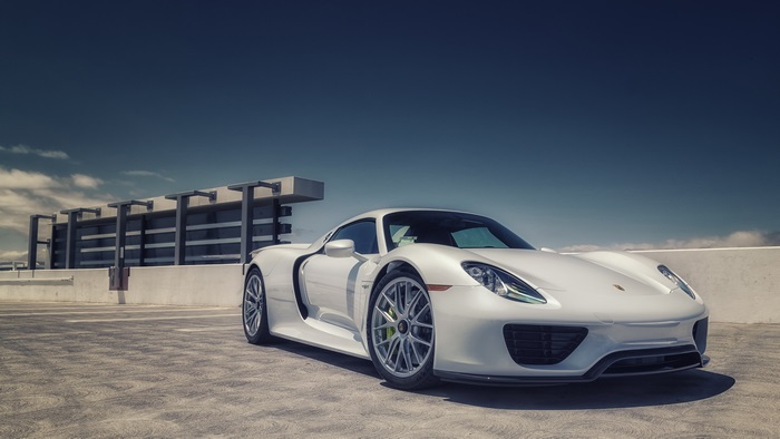 White Porsche 918 Spyder 4K