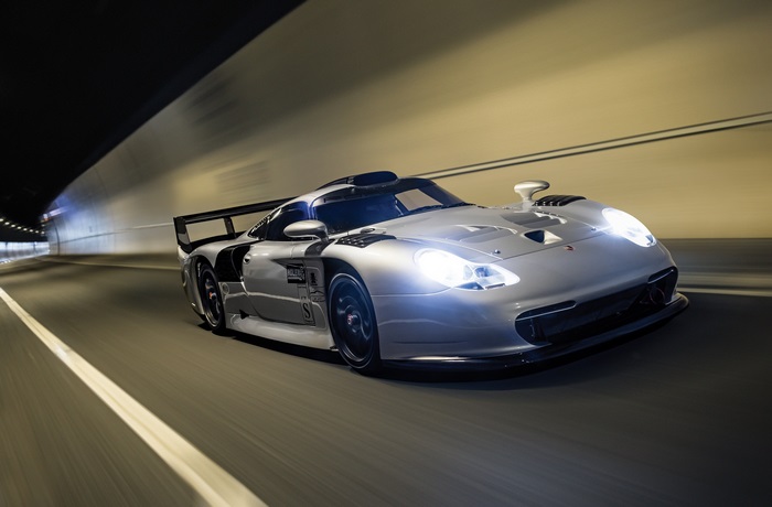 Porsche 911 GT1 Evolution race car in tunnel