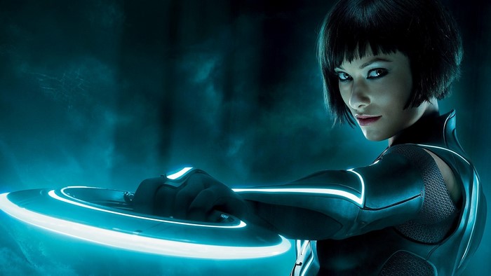 Quorra from Tron holding a light disc