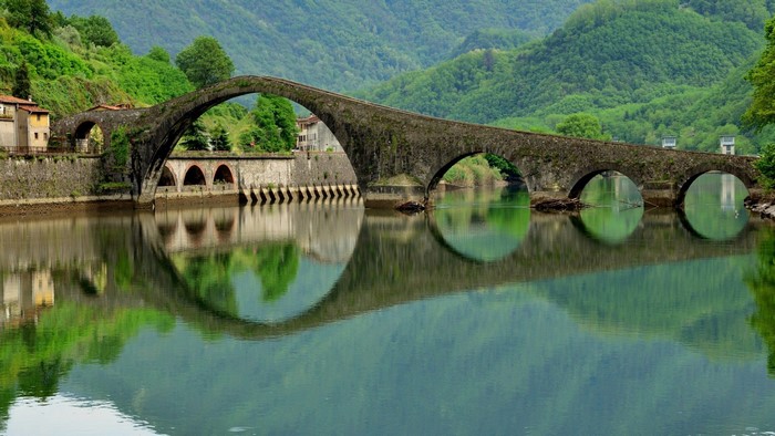 Ponte del Diavolo bridge over Serchio River, Italy