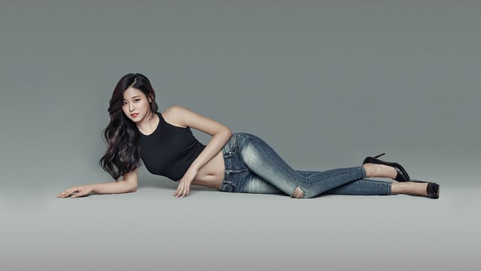 Seolhyun from AOA posing in jeans