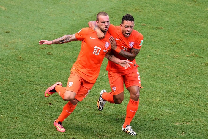 Memphis Depay and Wesley Sneijder of Netherlands