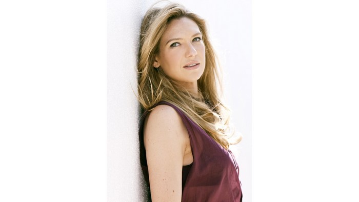 Anna Torv leaning against a wall