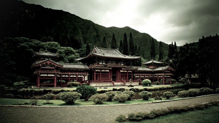 Byodo-In Temple in Hawaii with Mountains and Garden