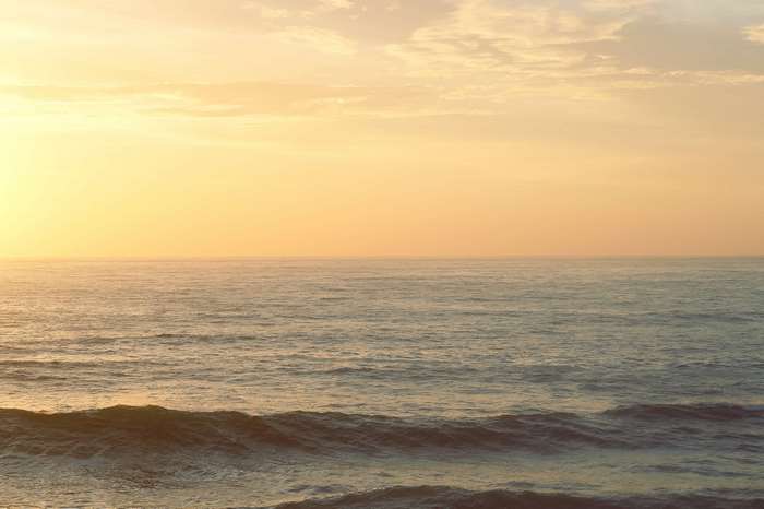 Ocean waves at sunset 4K