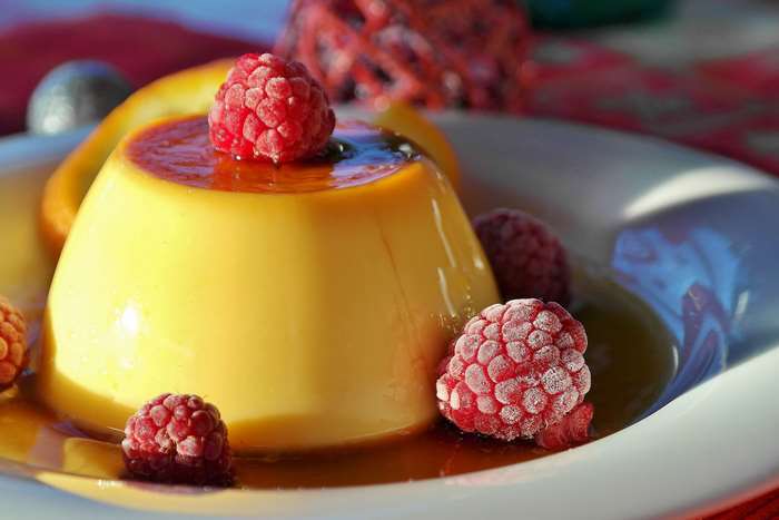 Vanilla pudding with raspberries and caramel sauce