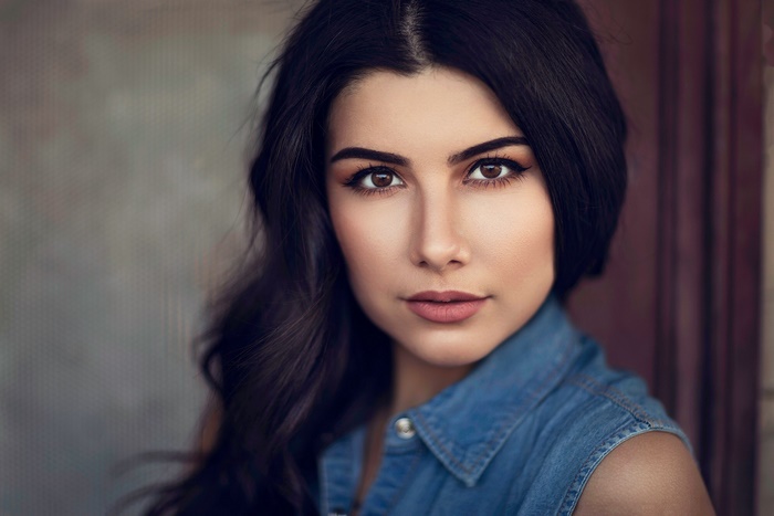 Woman with black hair and brown eyes