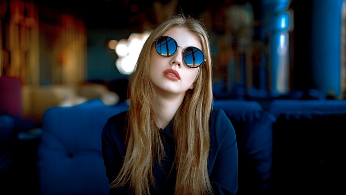 Woman with blonde hair wearing sunglasses