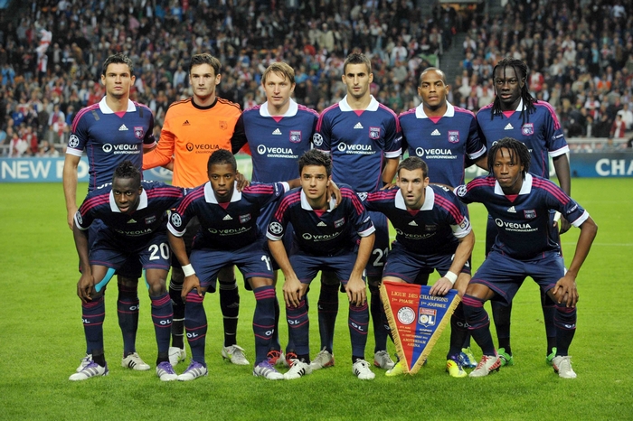 Olympique Lyonnais football team posing for a photo
