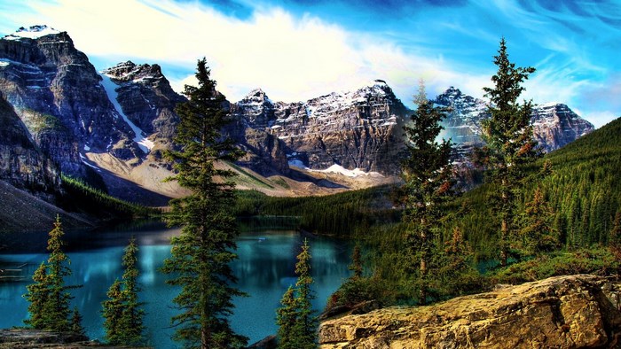 Moraine Lake and Mountains in Banff National Park