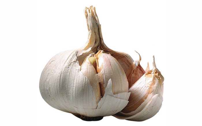Garlic bulb with peeled cloves