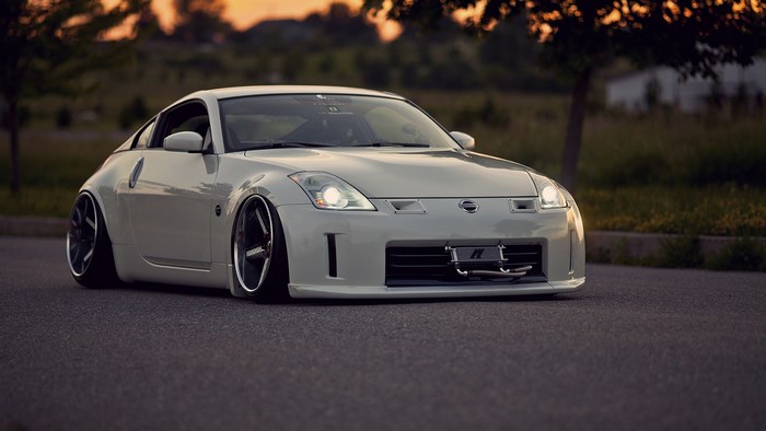 White Nissan 350Z slammed on custom wheels