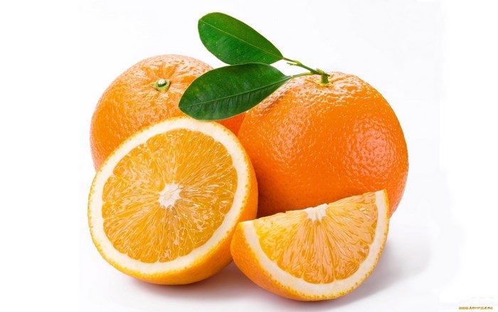 Oranges with leaves and slices