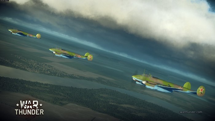 War Thunder airplanes flying in formation