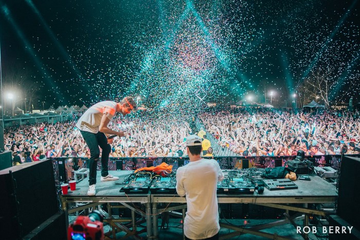 The Chainsmokers perform live with confetti falling