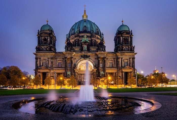 Berlin Cathedral with fountain at dusk