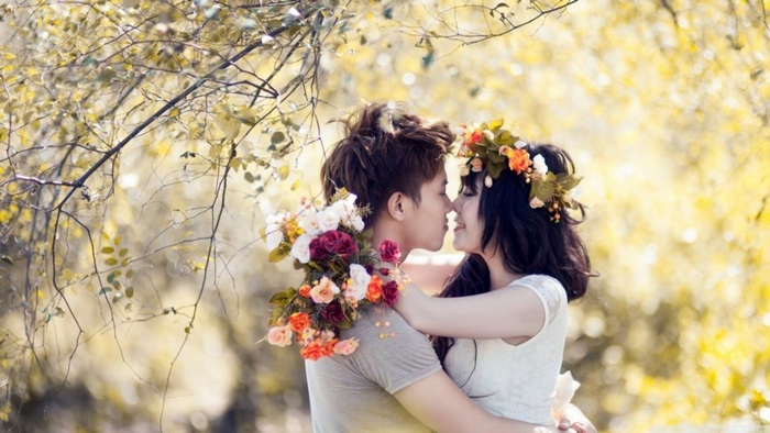 Couple with flowers in a park