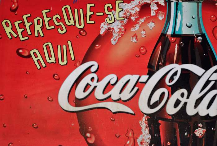 Coca-Cola advertisement with text "Refresque-se Aqui"