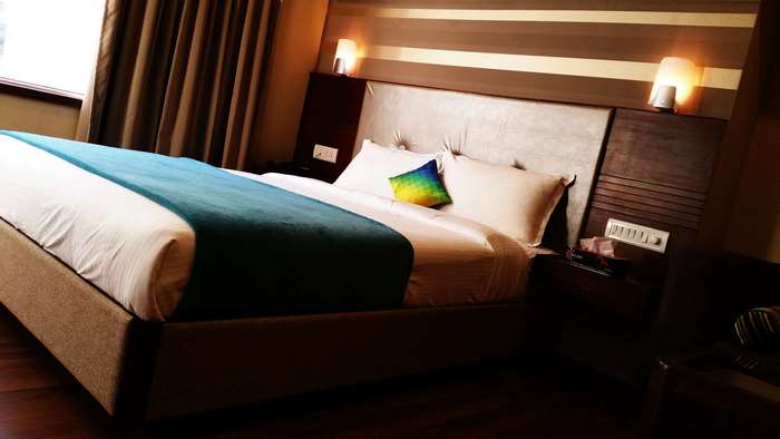 Modern hotel bedroom with a bed and lamps