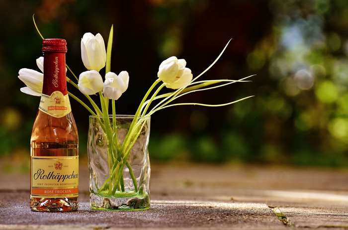 Rotkappchen Rose Trocken bottle with white tulips