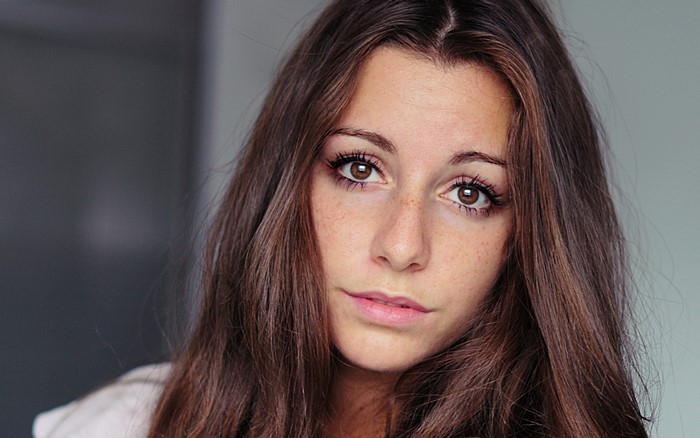 Brunette woman with brown eyes and freckles