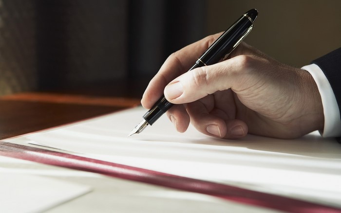 Hand writing with a fountain pen