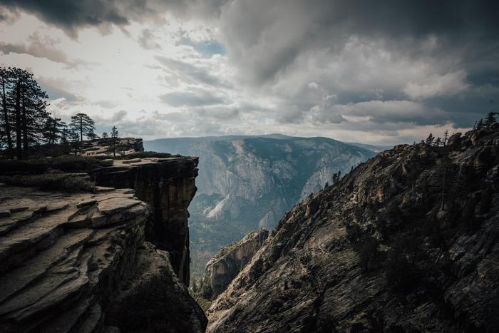 Yosemite Valley mountains and cliffs under cloudy sky