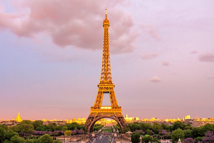 Eiffel Tower at Sunset with Vibrant Sky 4K