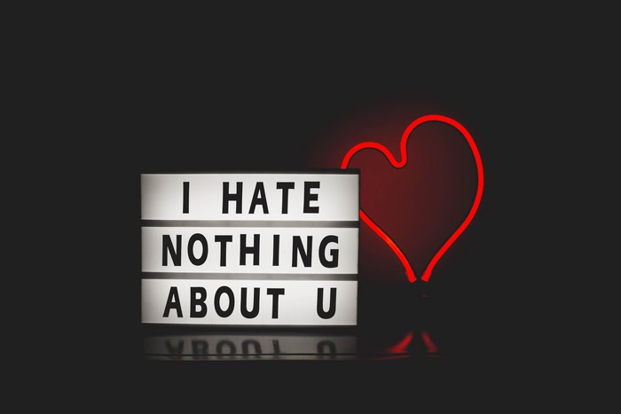 Lightbox with message "I HATE NOTHING ABOUT U" and neon heart