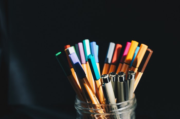 Colorful fineliner pens in a glass jar