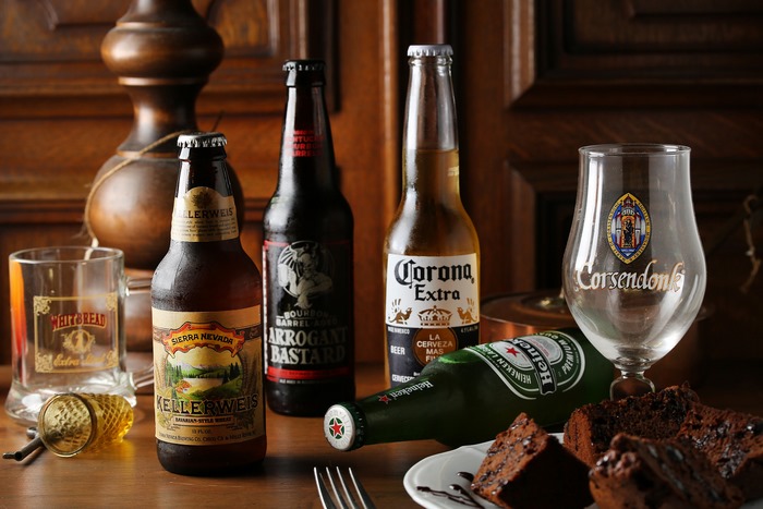 Beer bottles and chocolate cake on a table