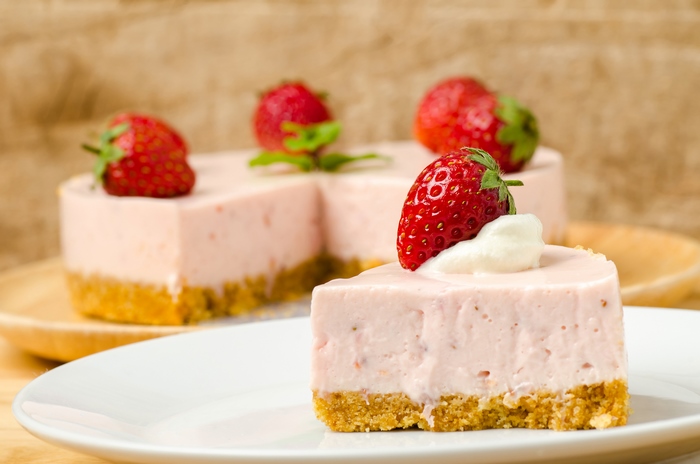 Strawberry cheesecake with fresh strawberries