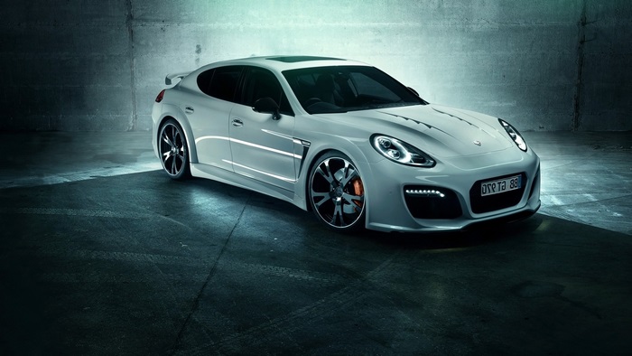 White Porsche Panamera 4K